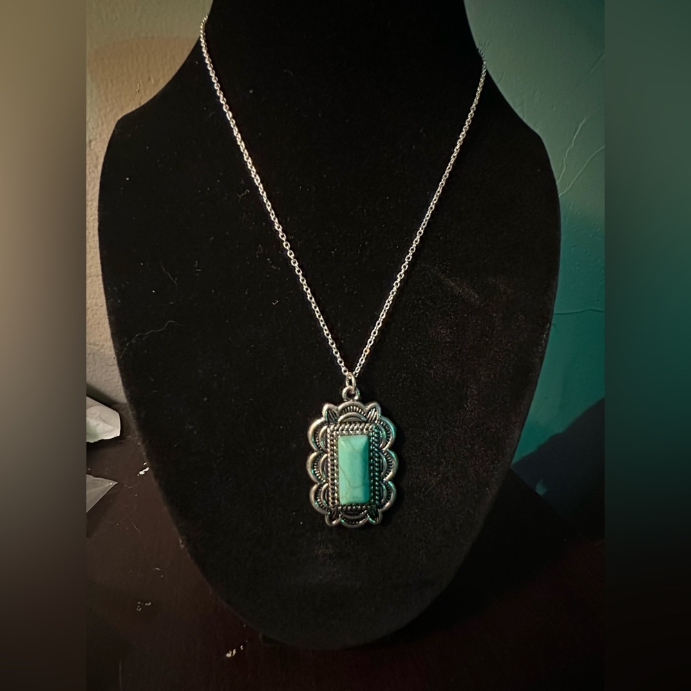 Gorgeous Turquoise Necklace - Picture 1 of 4